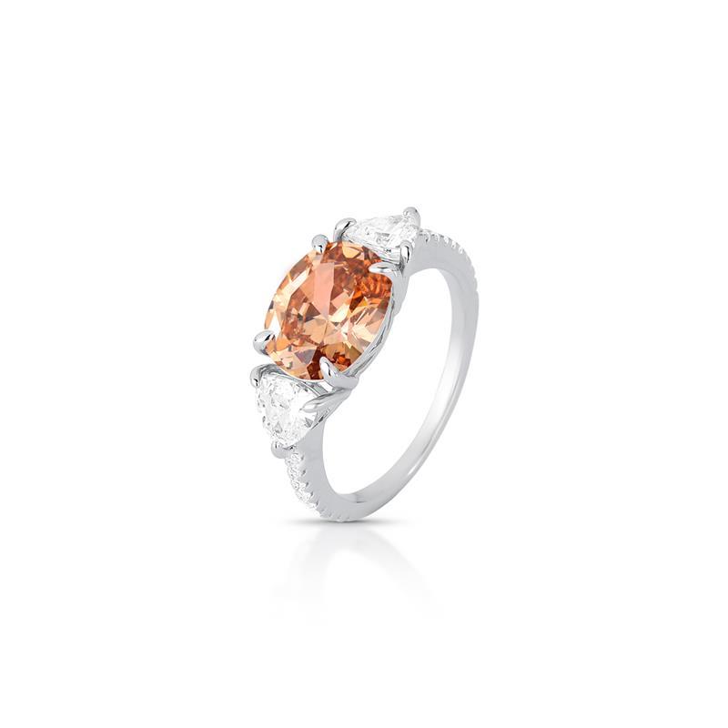 Anel com Cristal Oval e Triangular em Zircônias